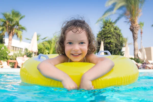 Niño en la piscina — Foto de Stock