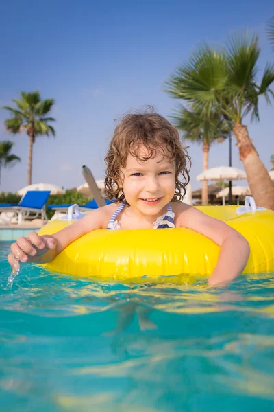 Niño en la piscina — Foto de Stock