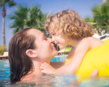 Yüzme havuzundaki çocuk