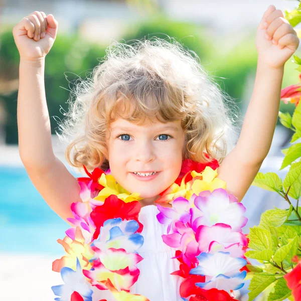 Criança feliz usando flores havaianas guirlanda — Fotografia de Stock