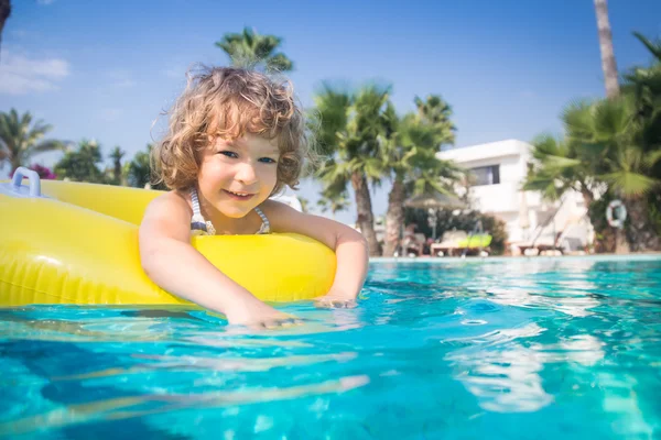 Niño en la piscina —  Fotos de Stock