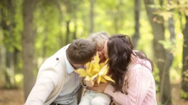 mutlu bir aile zaman birlikte parkta güzel bir sonbahar günü sırasında zevk.