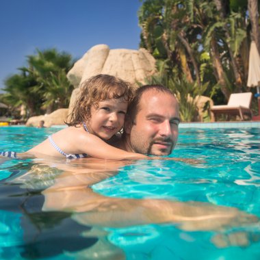 çocuk ve babası yüzme havuzunda