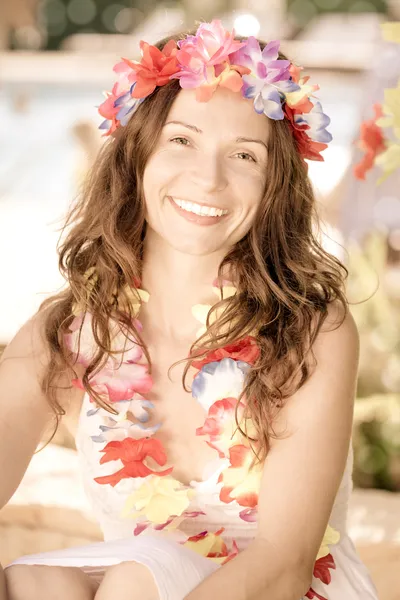 Vrouw dragen Hawaiiaanse bloemen garland — Stockfoto