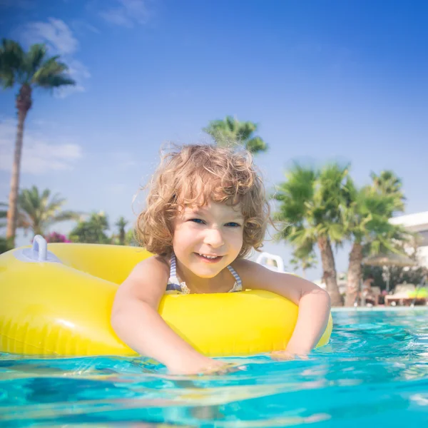 Kind im Schwimmbad — Stockfoto