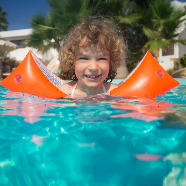 Criança na piscina — Fotografia de Stock