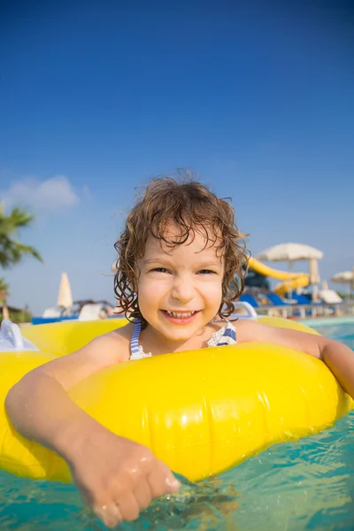 Criança na piscina — Fotografia de Stock