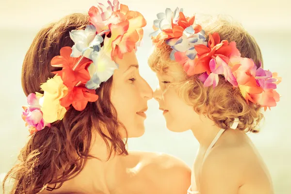 Mujer y niño con guirnalda de flores hawaianas —  Fotos de Stock