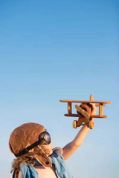 Criança feliz brincando com avião de brinquedo — Fotografia de Stock