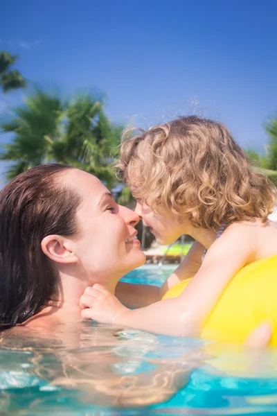 Ребенок в бассейне — стоковое фото