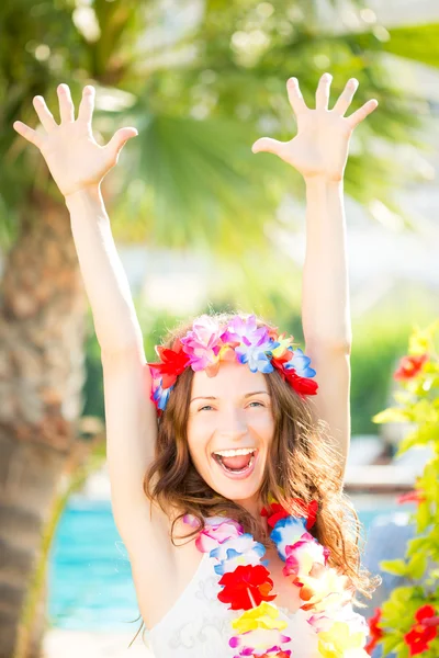 Mutlu bir kadın güneş plaj keyfi — Stok fotoğraf