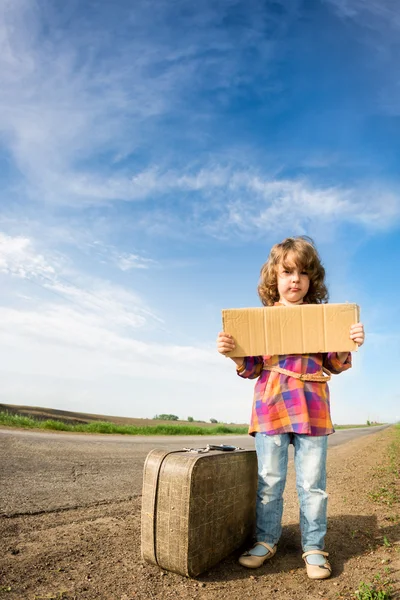 Самотня дівчина з валізою — стокове фото