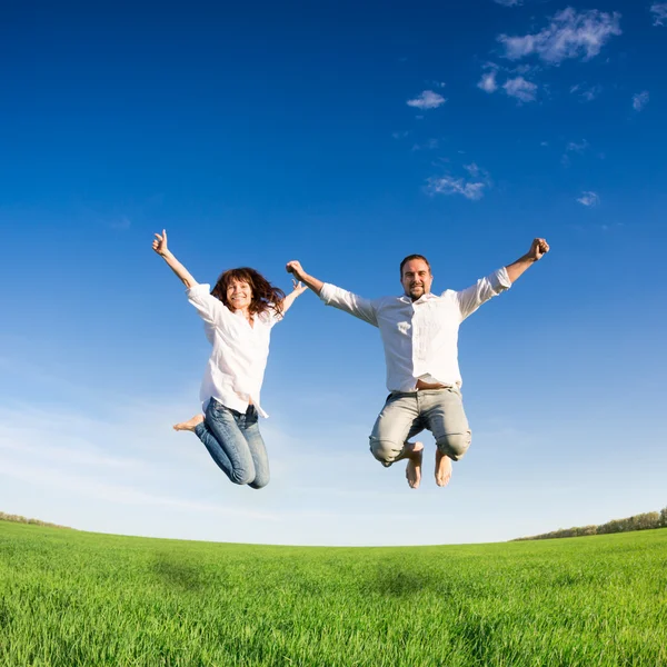 Feliz pareja saltando — Foto de Stock