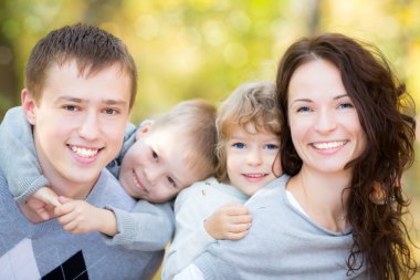 Sonbahar parkında mutlu bir aile