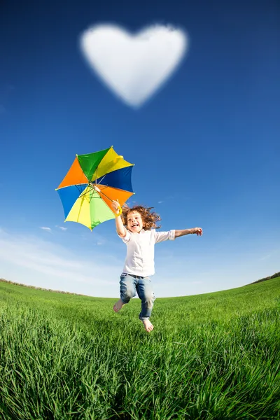 Miúdo feliz saltando — Fotografia de Stock