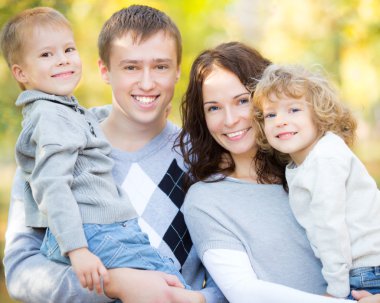 Sonbahar parkında mutlu bir aile