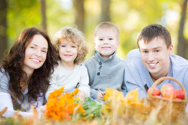 Familia feliz haciendo un picnic en el parque de otoño — Foto de Stock