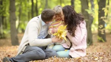 mutlu bir aile açık havada sonbahar parkta oynarken