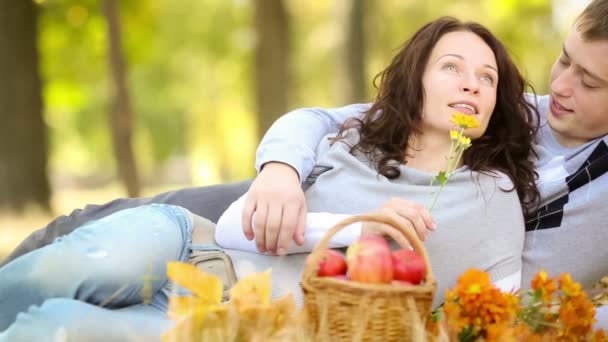 Young couple in autumn park. Dolly shot — Stock Video