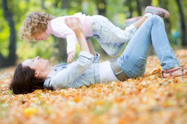 Sonbahar parkında mutlu bir aile