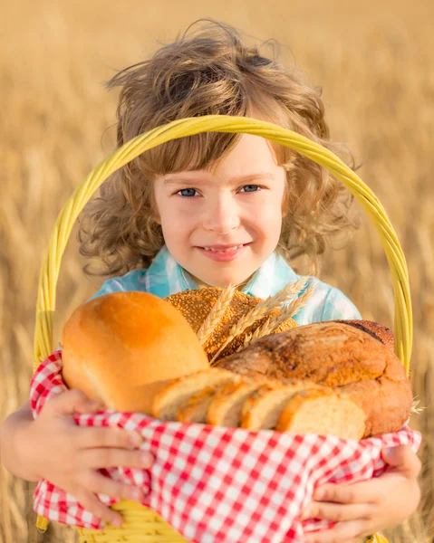 Gyermek gazdaság kenyér kosárban — Stock Fotó