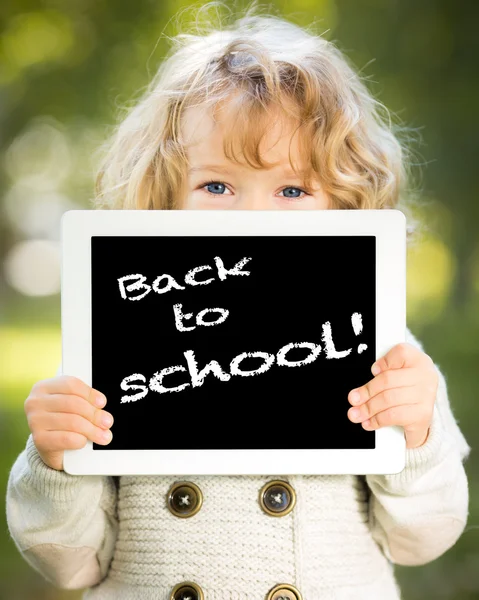 Glückliches Kind hält Tablet-PC in der Hand — Stockfoto