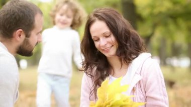 mutlu bir aile açık havada sonbahar parkta oynarken