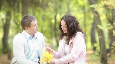 mutlu bir aile açık havada sonbahar parkta oynarken