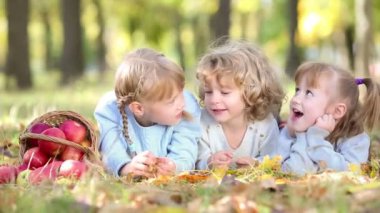mutlu çocuklar açık havada sonbahar park oyun grubu