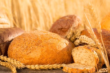 pan casero y el trigo en la mesa de maderaev yapımı ekmek ve buğday ahşap tablo