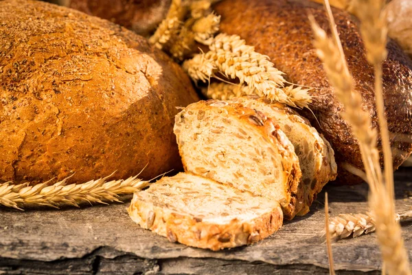 pan casero y el trigo en la mesa de maderaev yapımı ekmek ve buğday ahşap tablo