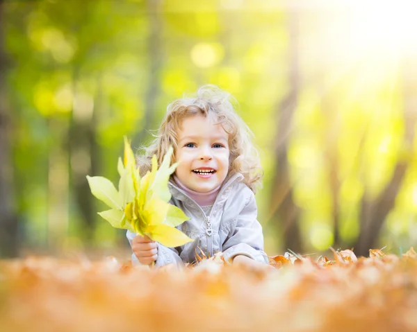 Dziecko w parku jesień — Zdjęcie stockowe