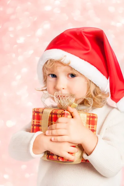 Barnet håller julklapp i händer — Stockfoto