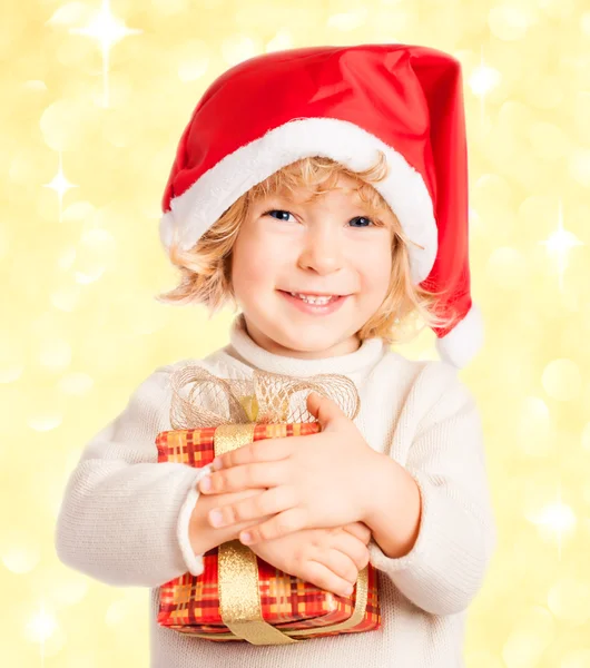 Bebê segurando presente de Natal em mãos — Fotografia de Stock