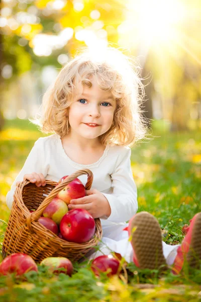 Barn ha picknick i höst park — Stockfoto