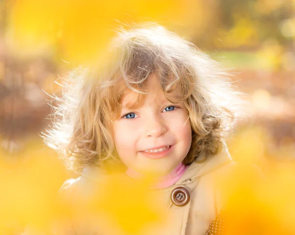 Παιδί στο πάρκο φθινόπωρο — Φωτογραφία Αρχείου