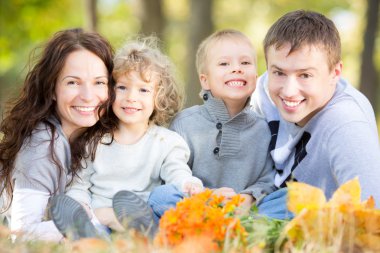 Sonbahar parkında mutlu bir aile