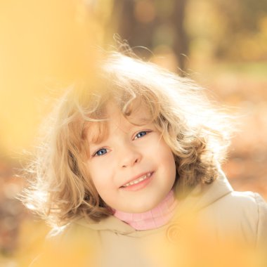 mutlu bir çocuk sonbahar Park