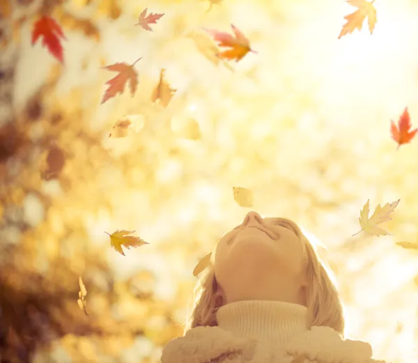 Bambino nel parco autunnale — Foto Stock