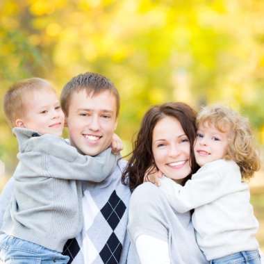 Sonbahar parkında mutlu bir aile
