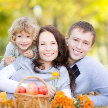 Sonbahar parkında mutlu bir aile