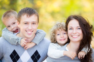 Sonbahar parkında mutlu bir aile