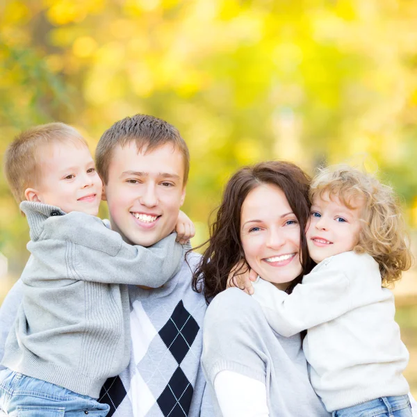 Famiglia felice nel parco autunnale — Foto Stock