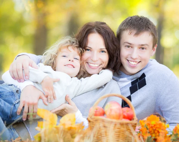 Sonbahar parkında mutlu bir aile