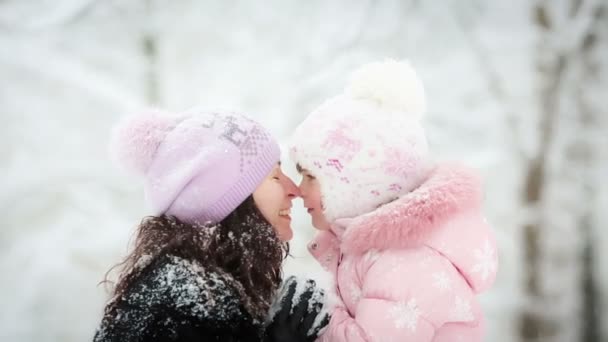 Femme et enfant jouant avec la neige en hiver — Video