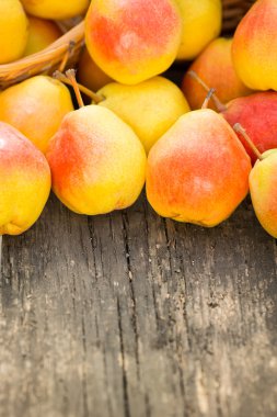 ahşap masa üzerinde sarı armut