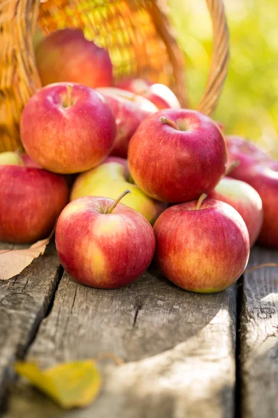 Manzanas rojas sobre mesa de madera — Foto de Stock