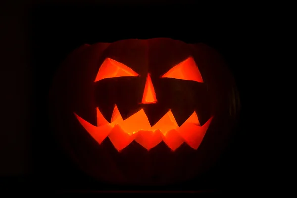 Scary zucche di Halloween jack-o-lanterna candela accesa — Foto Stock