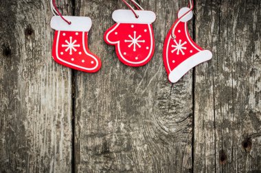 grunge ahşap üzerine kırmızı yılbaşı ağacı süsleri