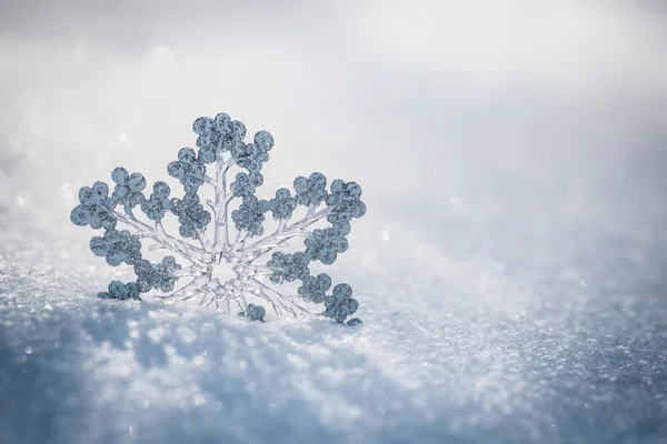 Zilveren Kerstdecoratie op sneeuw — Stockfoto